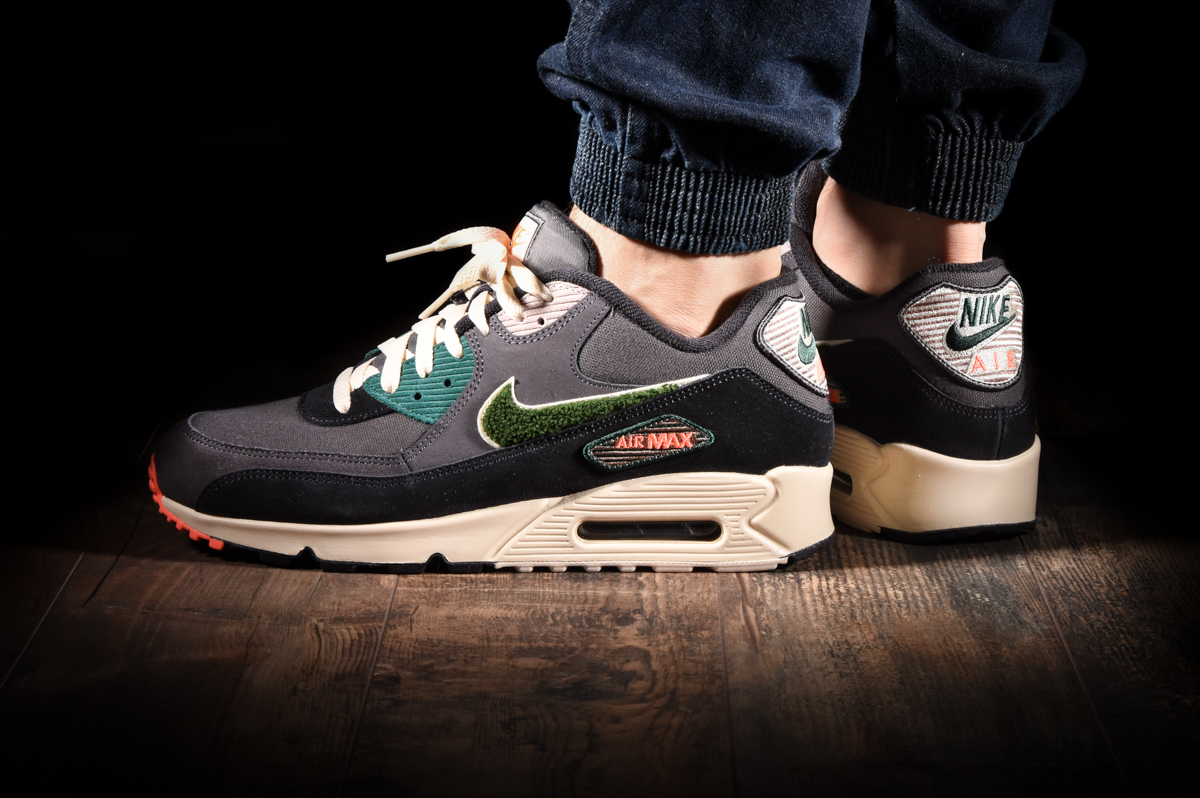 NIKE AIR MAX 90 PREMIUM SE por €145,00 | NIKE AIR MAX 90 PREMIUM SE UNIVERSITY RED por €145,00