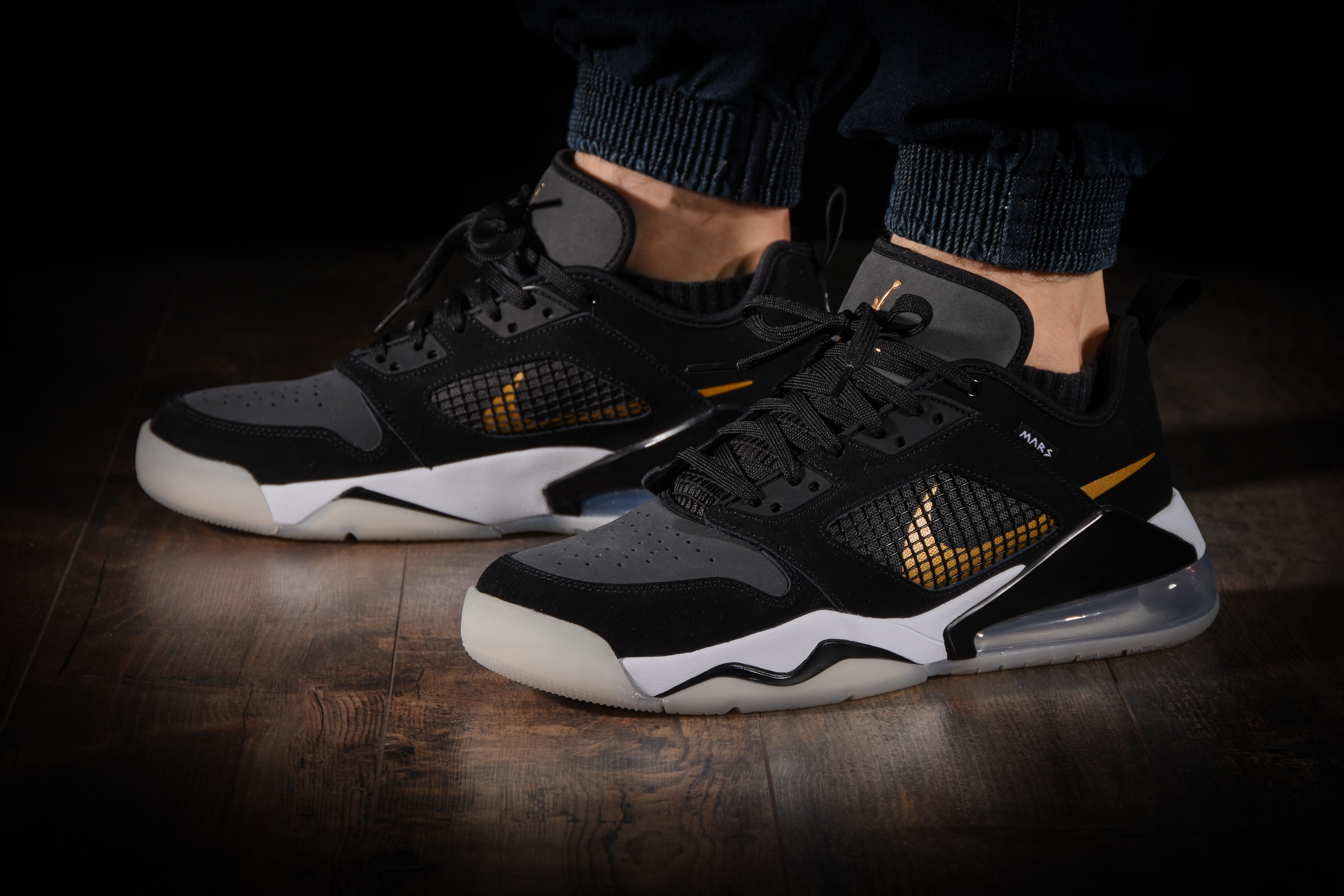 jordan mars 270 low black gold