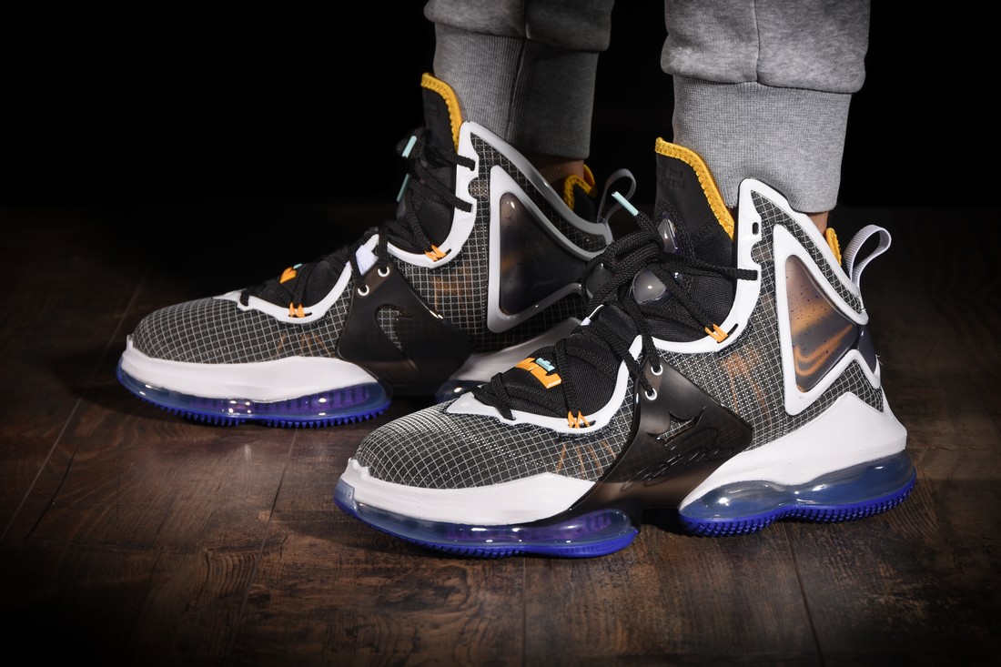 NIKE LEBRON 19 HARDWOOD CLASSIC
