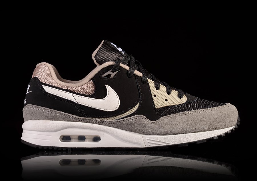 Air max light essential store